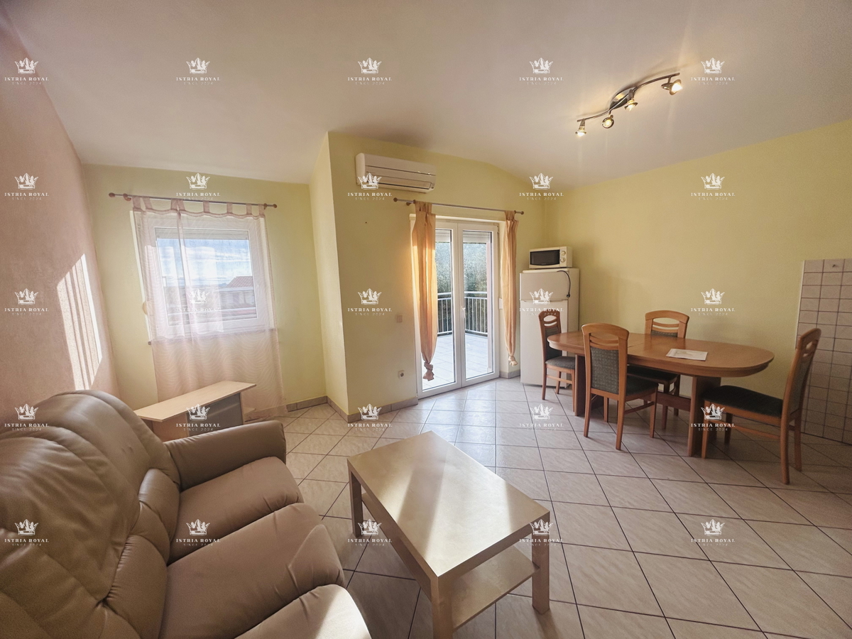 Istra, Umag, appartamento 65m2, 1 piano interrato + soggiorno, più monolocale di 16m2 nel seminterrato, cortile 79m2, 2 posti auto 38m2, frazionato, documenti in regola, vista mare