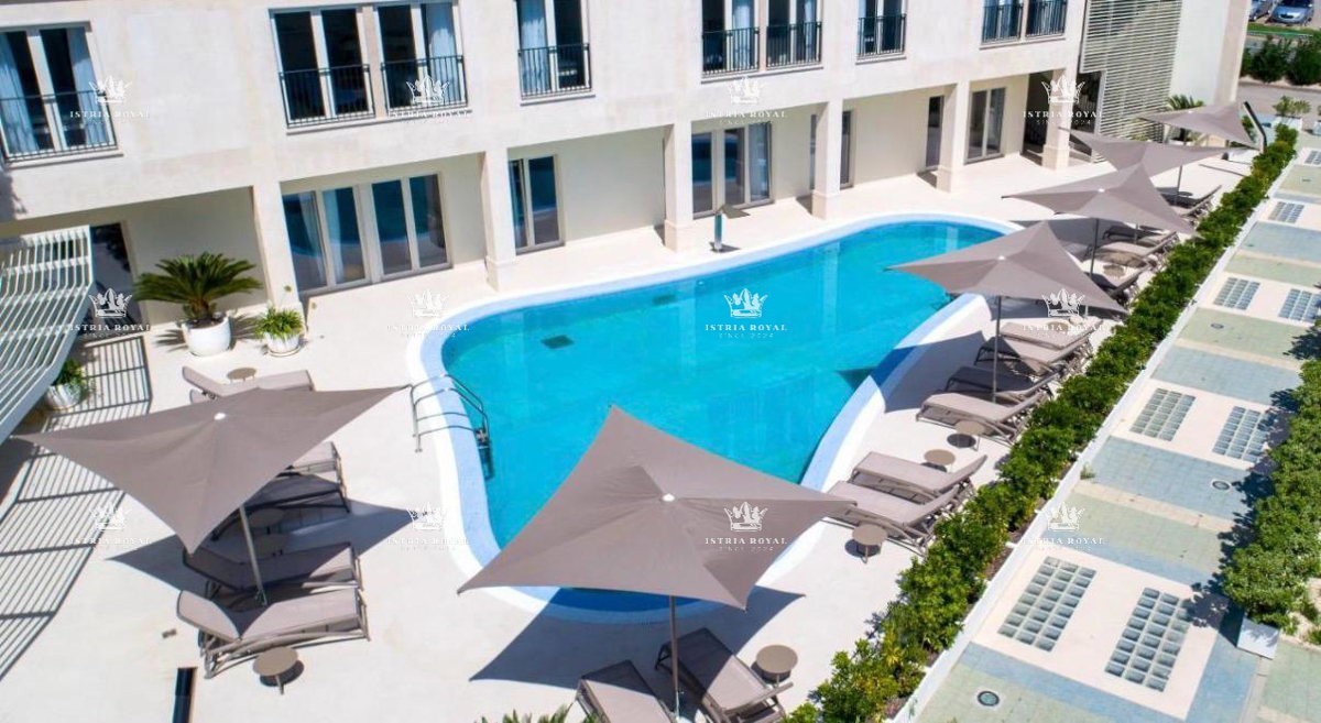 Istra, Umag appartamento 59m2, primo piano fronte mare, resort, piscina, garage, di lusso