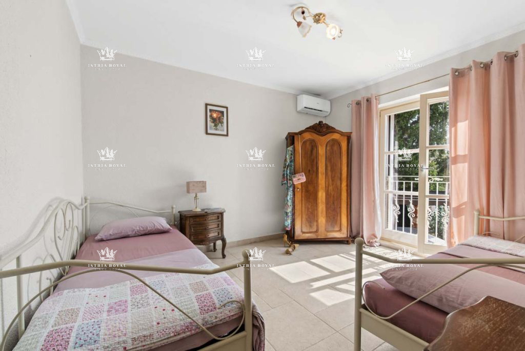Istria, Poreč, vendita di una villa in pietra con piscina a 350 m dal mare.