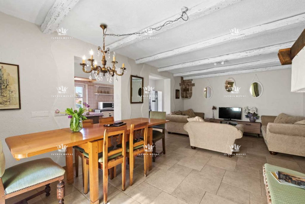Istria, Poreč, vendita di una villa in pietra con piscina a 350 m dal mare.