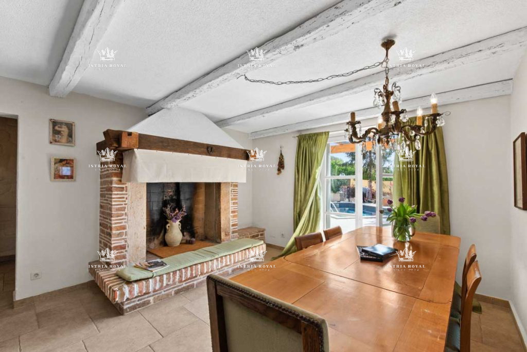 Istria, Poreč, vendita di una villa in pietra con piscina a 350 m dal mare.