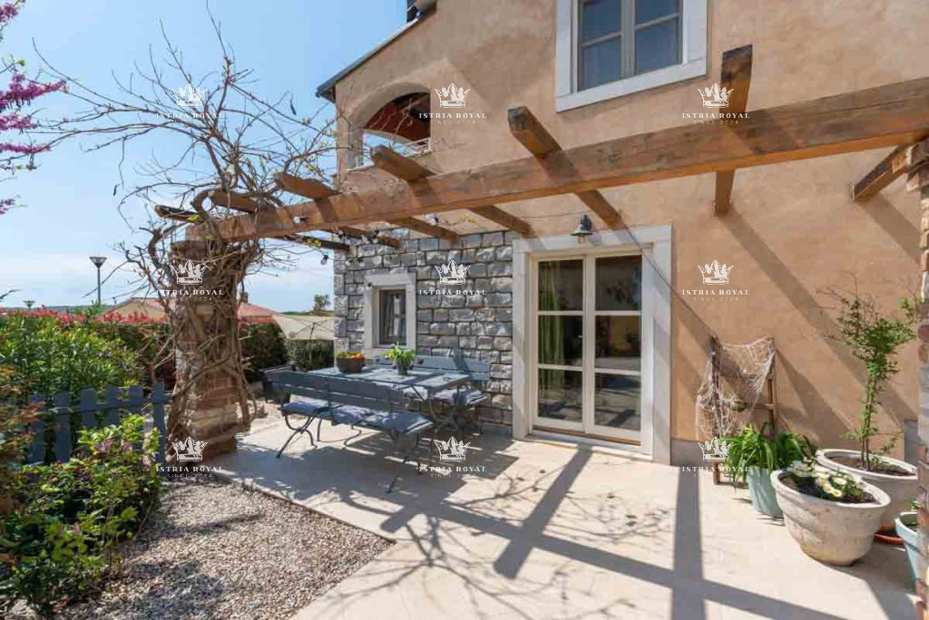 Istria, Poreč, vendita di una villa in pietra con piscina a 350 m dal mare.