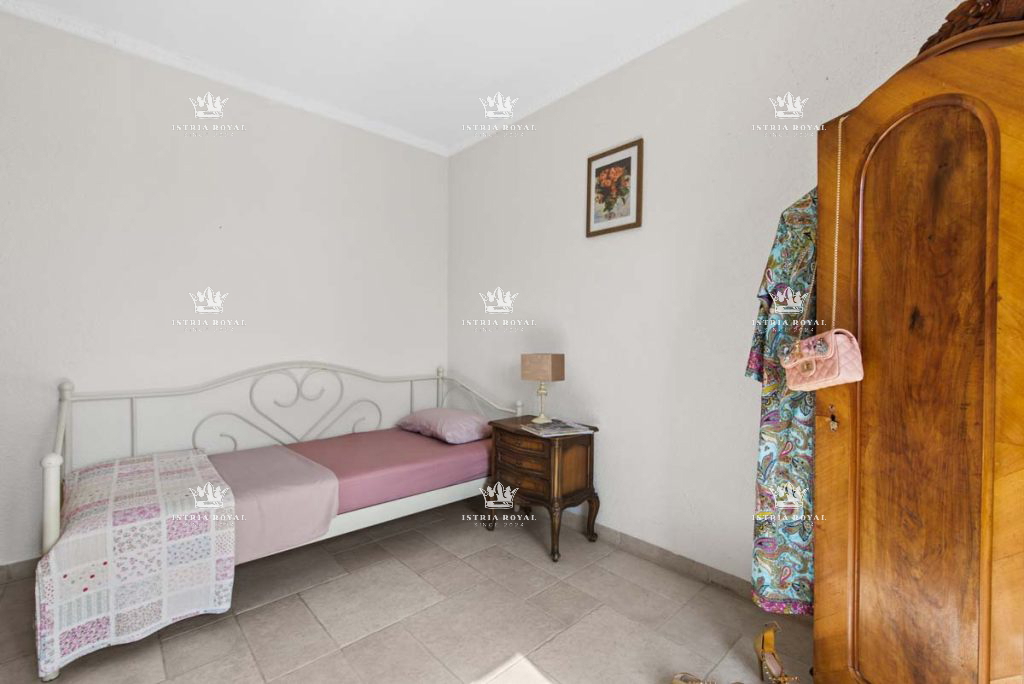 Istria, Poreč, vendita di una villa in pietra con piscina a 350 m dal mare.