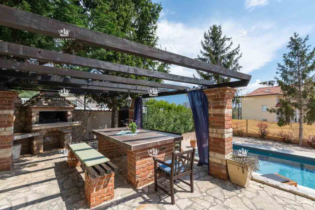 Istria, Poreč, vendita di una villa in pietra con piscina a 350 m dal mare.
