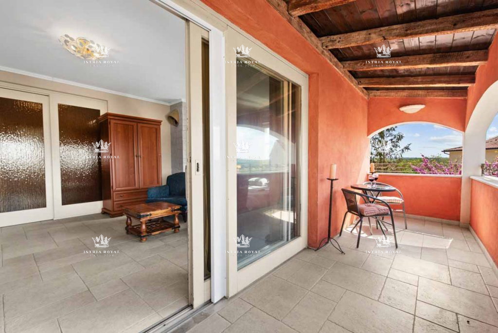 Istria, Poreč, vendita di una villa in pietra con piscina a 350 m dal mare.