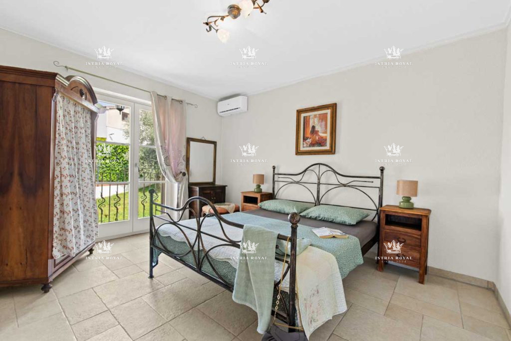 Istria, Poreč, vendita di una villa in pietra con piscina a 350 m dal mare.