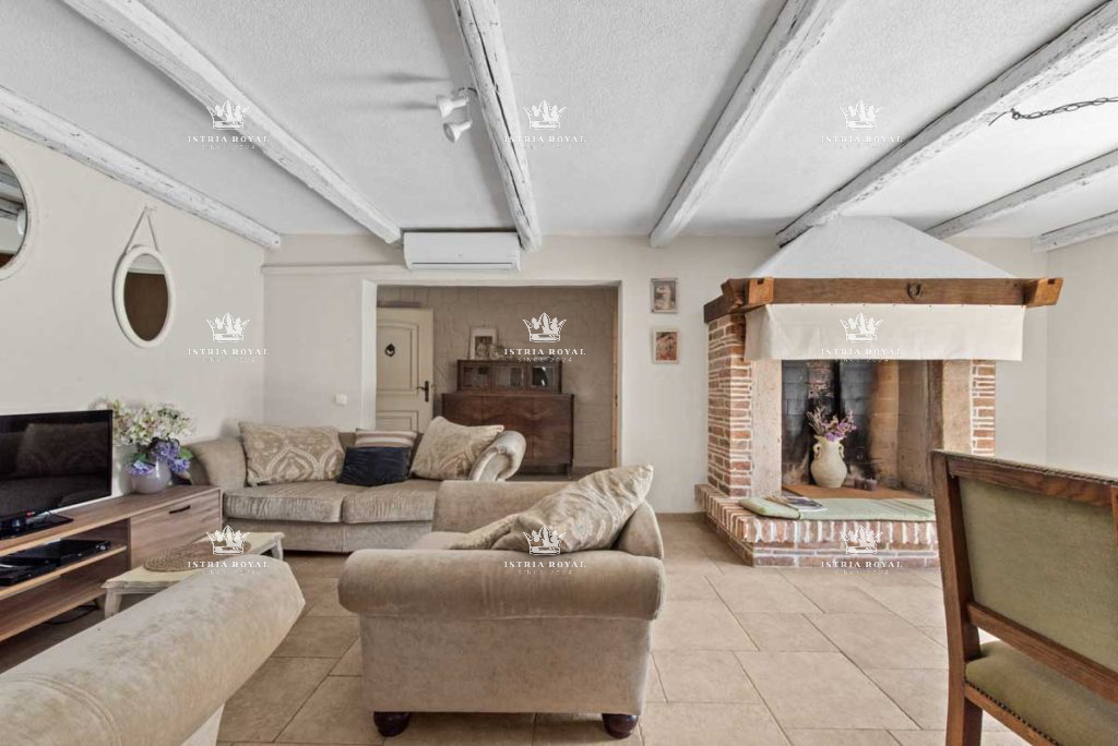 Istria, Poreč, vendita di una villa in pietra con piscina a 350 m dal mare.