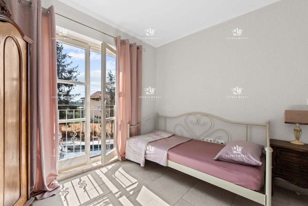 Istria, Poreč, vendita di una villa in pietra con piscina a 350 m dal mare.