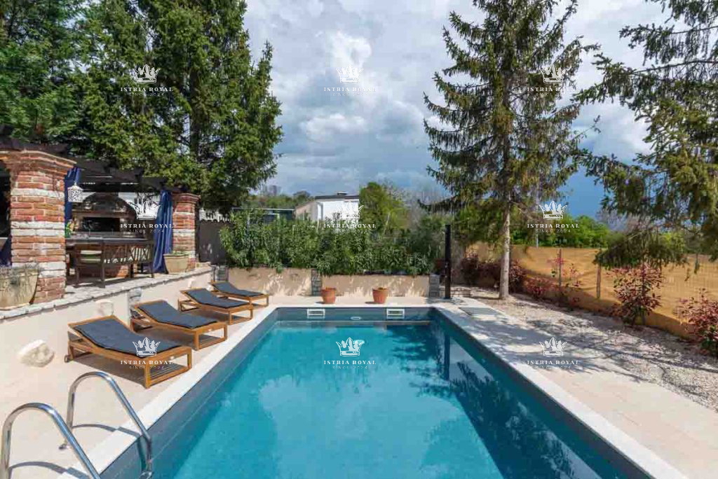 Istria, Poreč, vendita di una villa in pietra con piscina a 350 m dal mare.