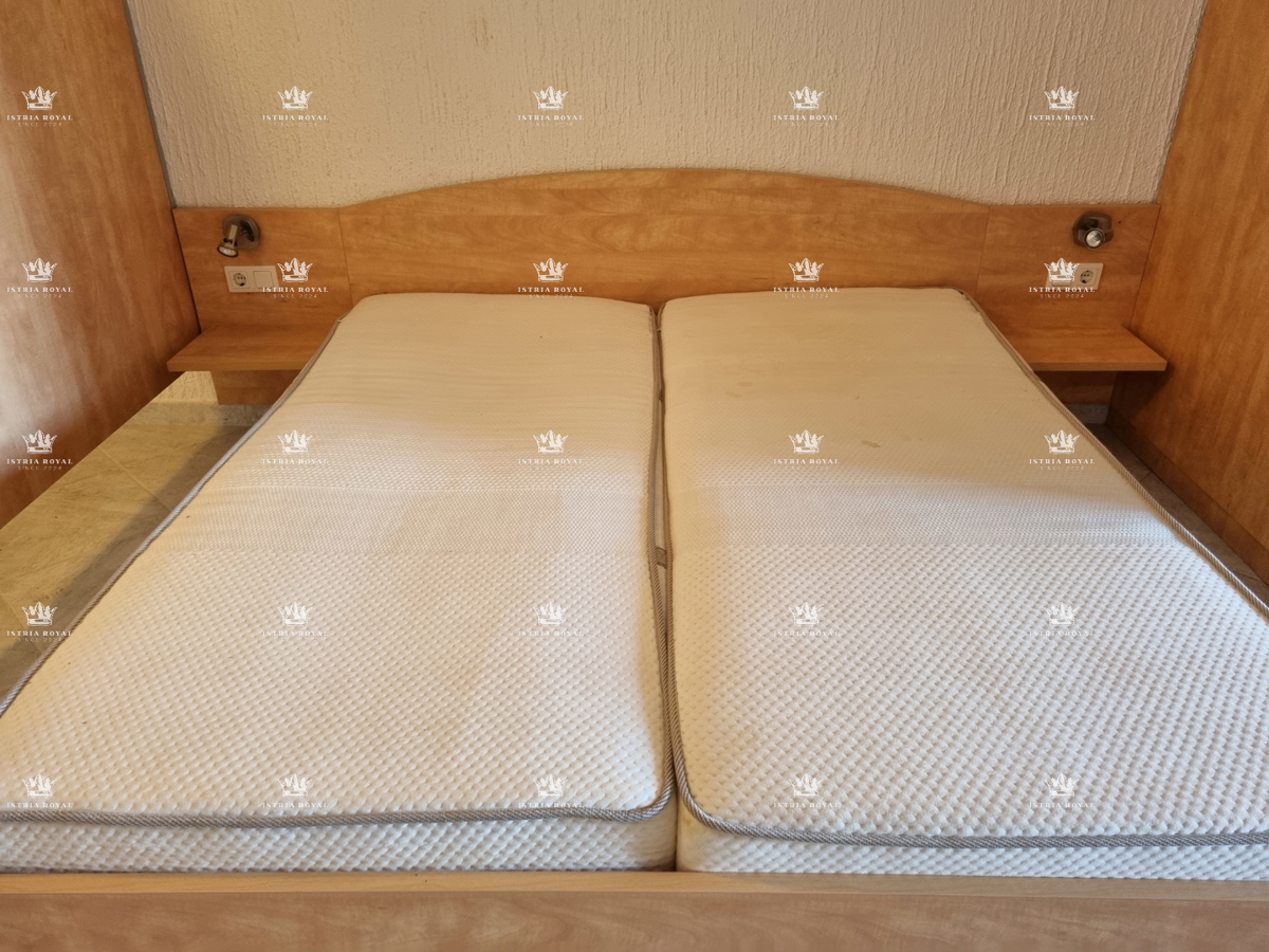 Istria, Umag, Crveni vrh, vendita di monolocale al piano terra, due posti auto, 100m dal mare.