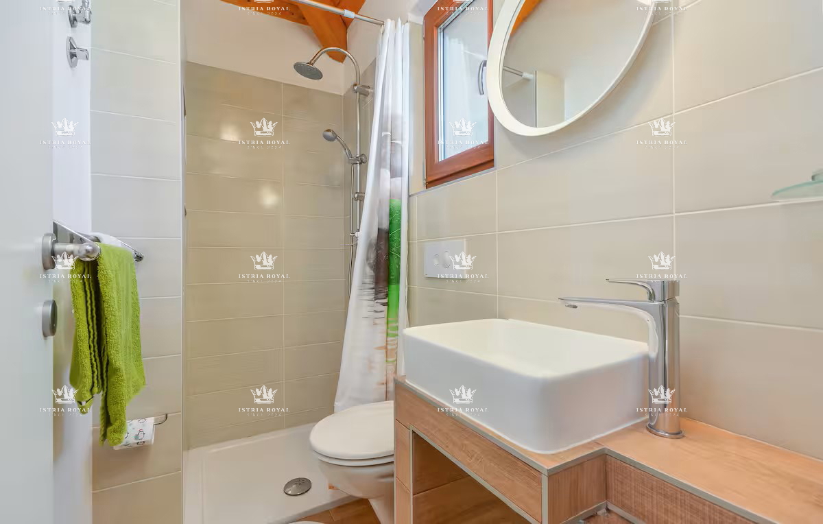 Elegante casa al piano terra con vista mare e grande giardino – investimento ideale vicino a Pola e Fasana, Istria.