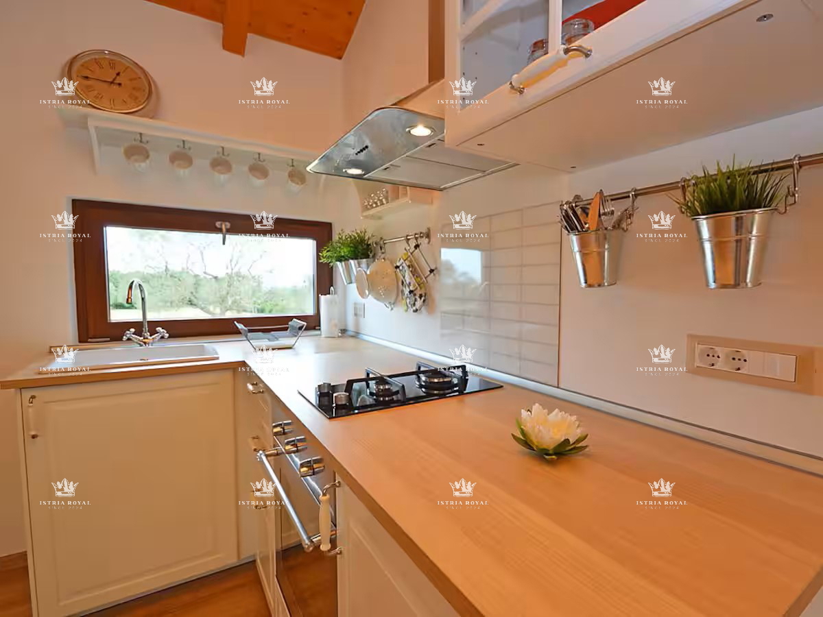 Elegante casa al piano terra con vista mare e grande giardino – investimento ideale vicino a Pola e Fasana, Istria.