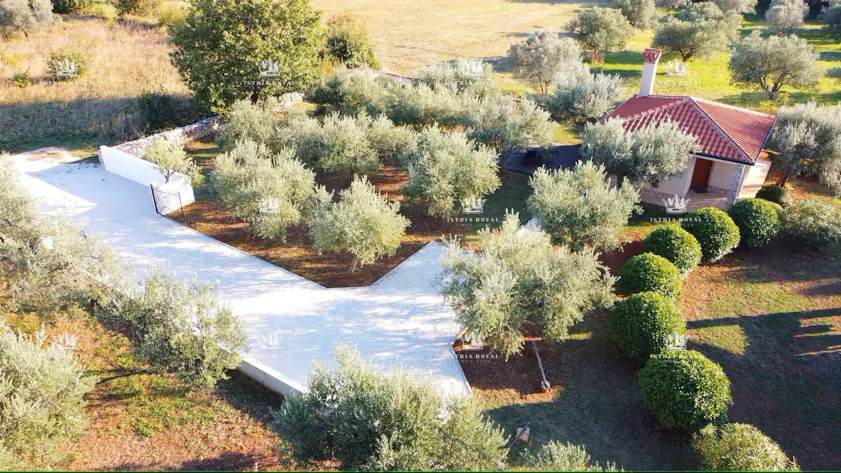 Elegante casa al piano terra con vista mare e grande giardino – investimento ideale vicino a Pola e Fasana, Istria.