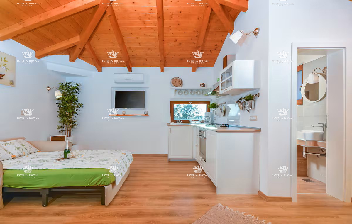 Elegante casa al piano terra con vista mare e grande giardino – investimento ideale vicino a Pola e Fasana, Istria.