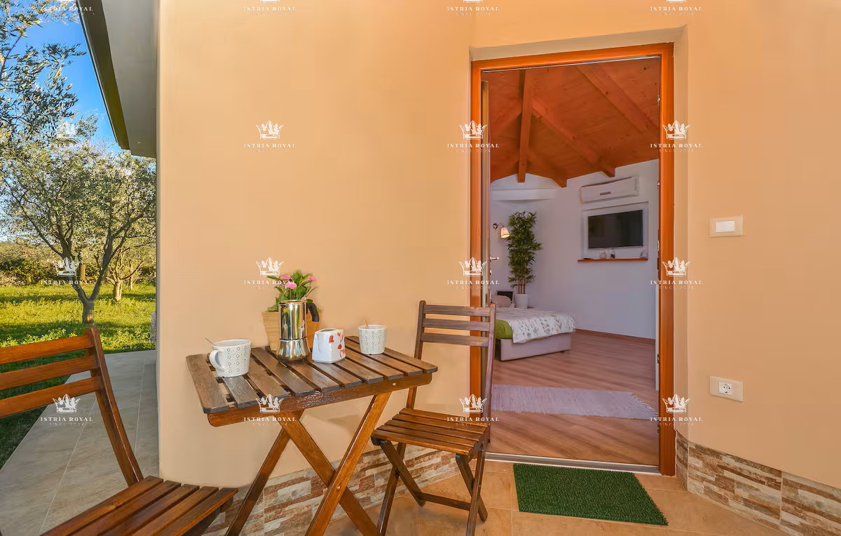 Elegante casa al piano terra con vista mare e grande giardino – investimento ideale vicino a Pola e Fasana, Istria.