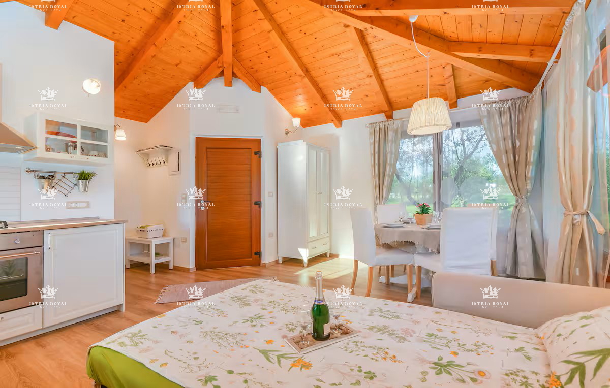 Elegante casa al piano terra con vista mare e grande giardino – investimento ideale vicino a Pola e Fasana, Istria.