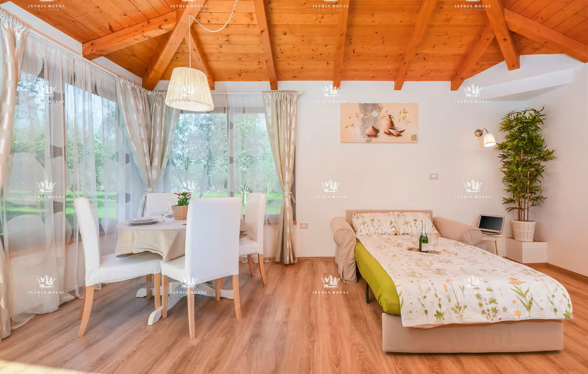 Elegante casa al piano terra con vista mare e grande giardino – investimento ideale vicino a Pola e Fasana, Istria.