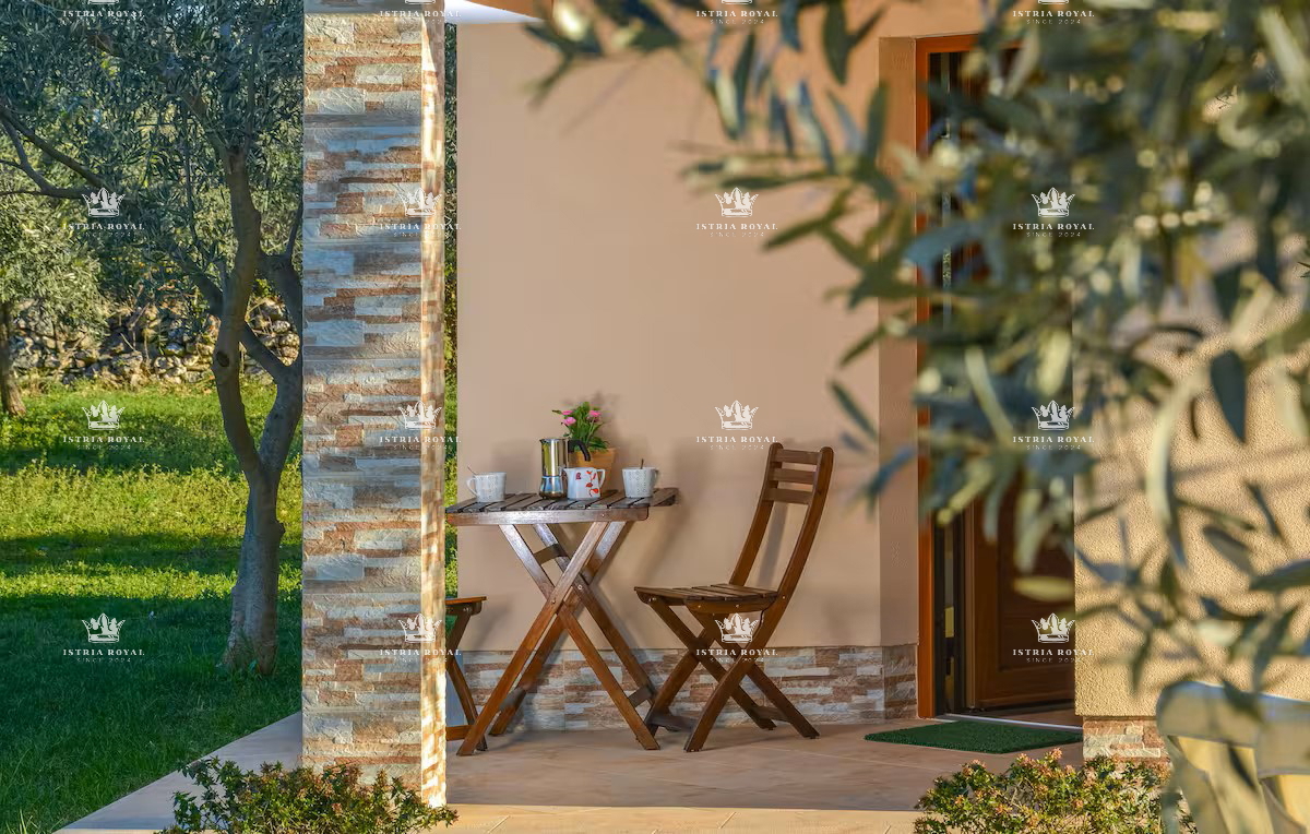 Elegante casa al piano terra con vista mare e grande giardino – investimento ideale vicino a Pola e Fasana, Istria.