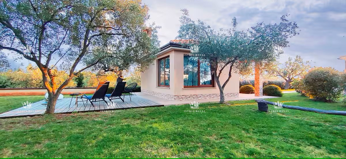 Elegante casa al piano terra con vista mare e grande giardino – investimento ideale vicino a Pola e Fasana, Istria.