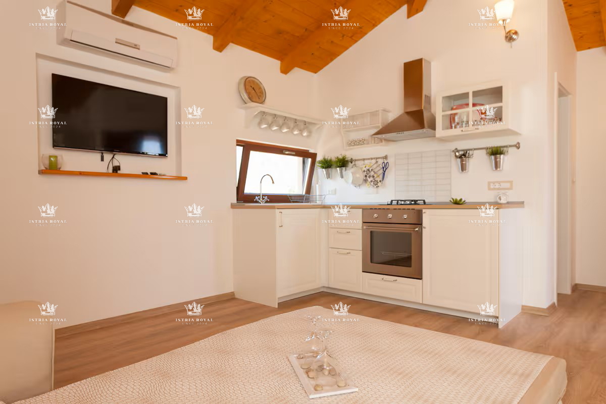 Elegante casa al piano terra con vista mare e grande giardino – investimento ideale vicino a Pola e Fasana, Istria.