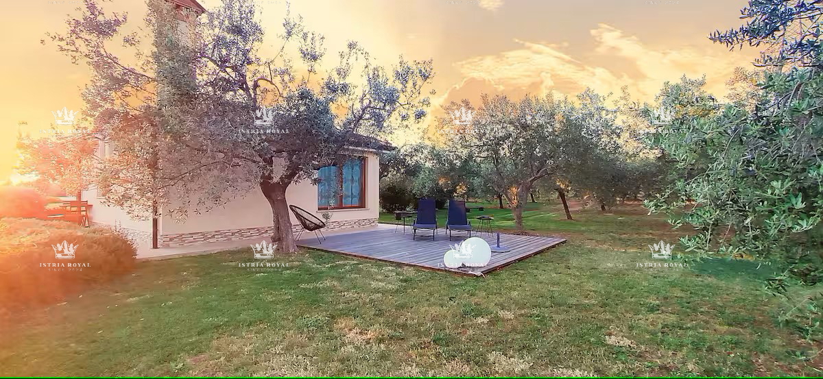 Elegante casa al piano terra con vista mare e grande giardino – investimento ideale vicino a Pola e Fasana, Istria.