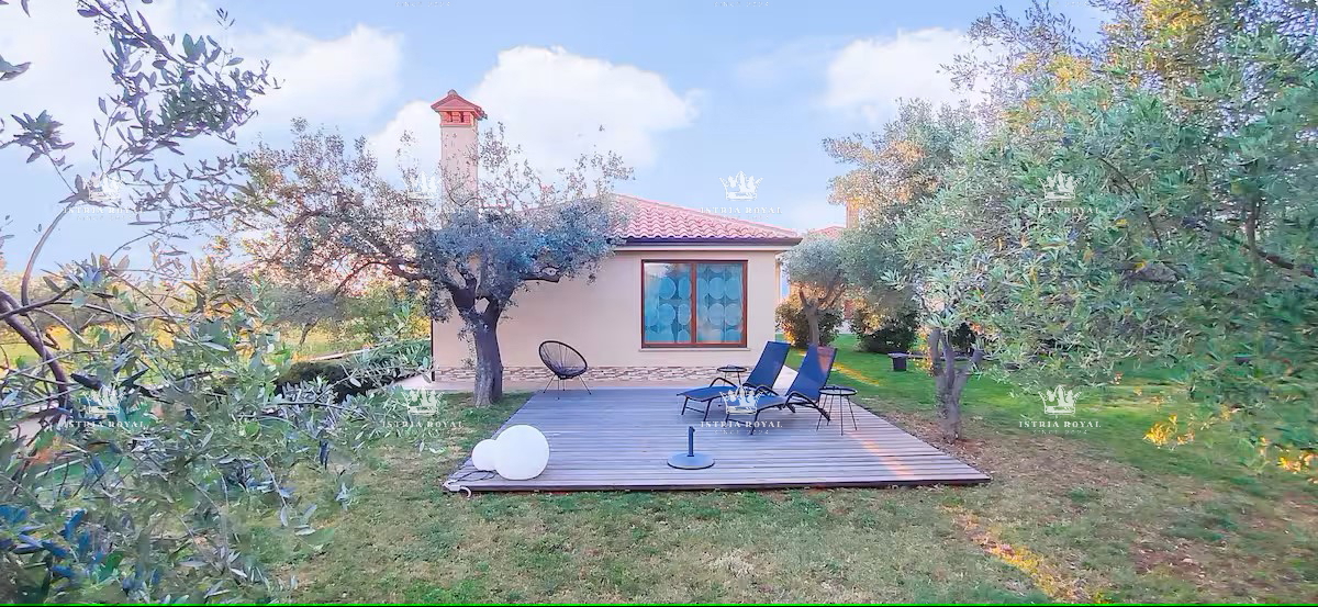 Elegante casa al piano terra con vista mare e grande giardino – investimento ideale vicino a Pola e Fasana, Istria.