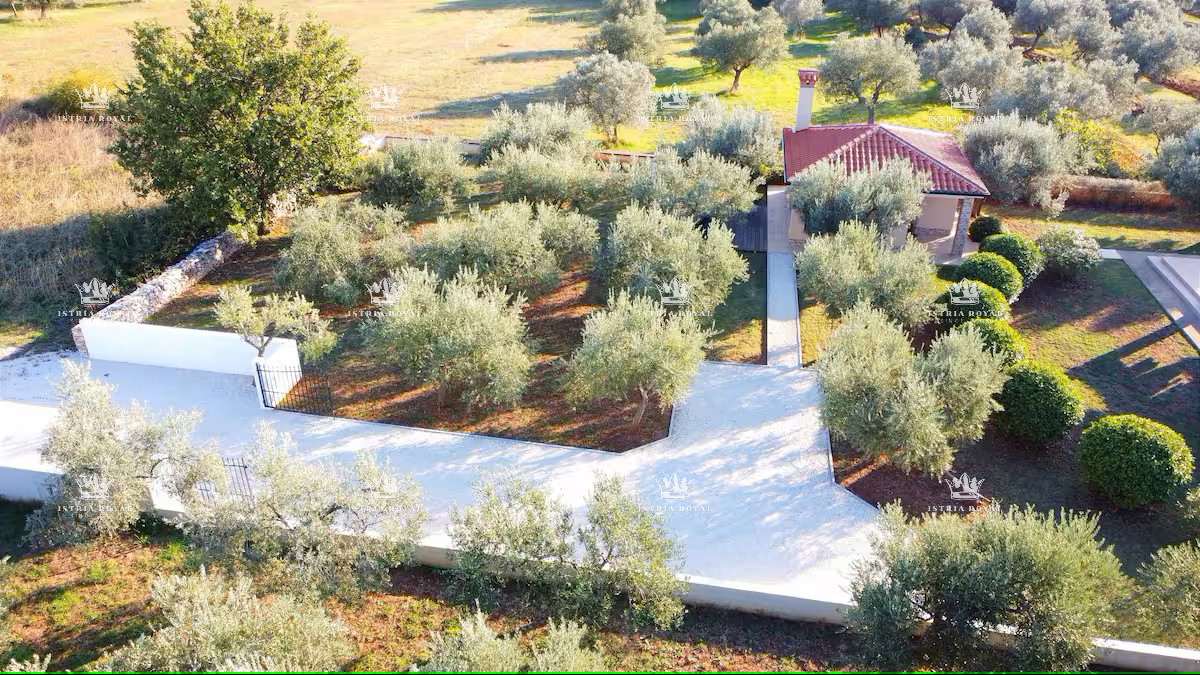 Elegante casa al piano terra con vista mare e grande giardino – investimento ideale vicino a Pola e Fasana, Istria.