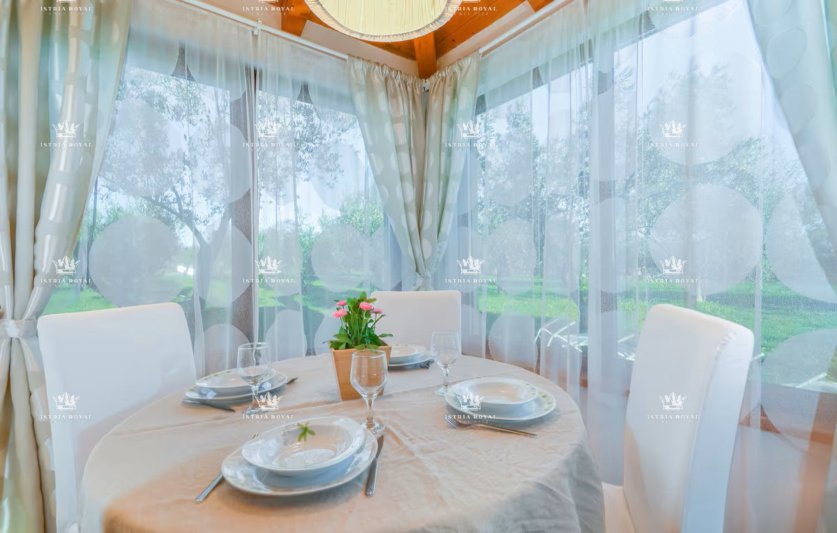 Elegante casa al piano terra con vista mare e grande giardino – investimento ideale vicino a Pola e Fasana, Istria.