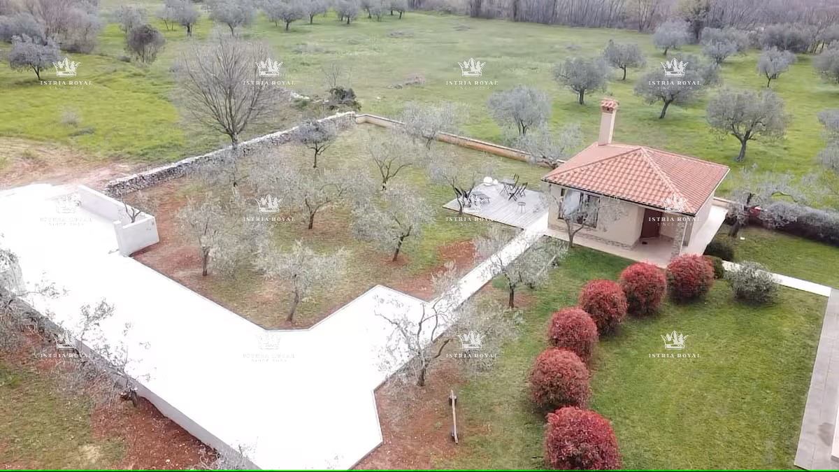 Elegante casa al piano terra con vista mare e grande giardino – investimento ideale vicino a Pola e Fasana, Istria.