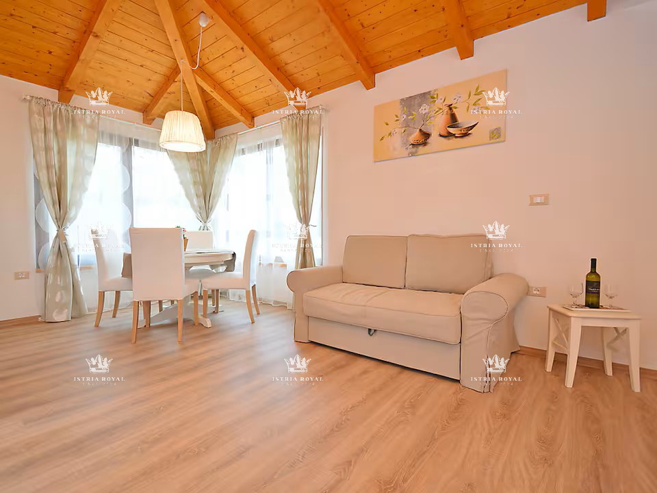 Elegante casa al piano terra con vista mare e grande giardino – investimento ideale vicino a Pola e Fasana, Istria.