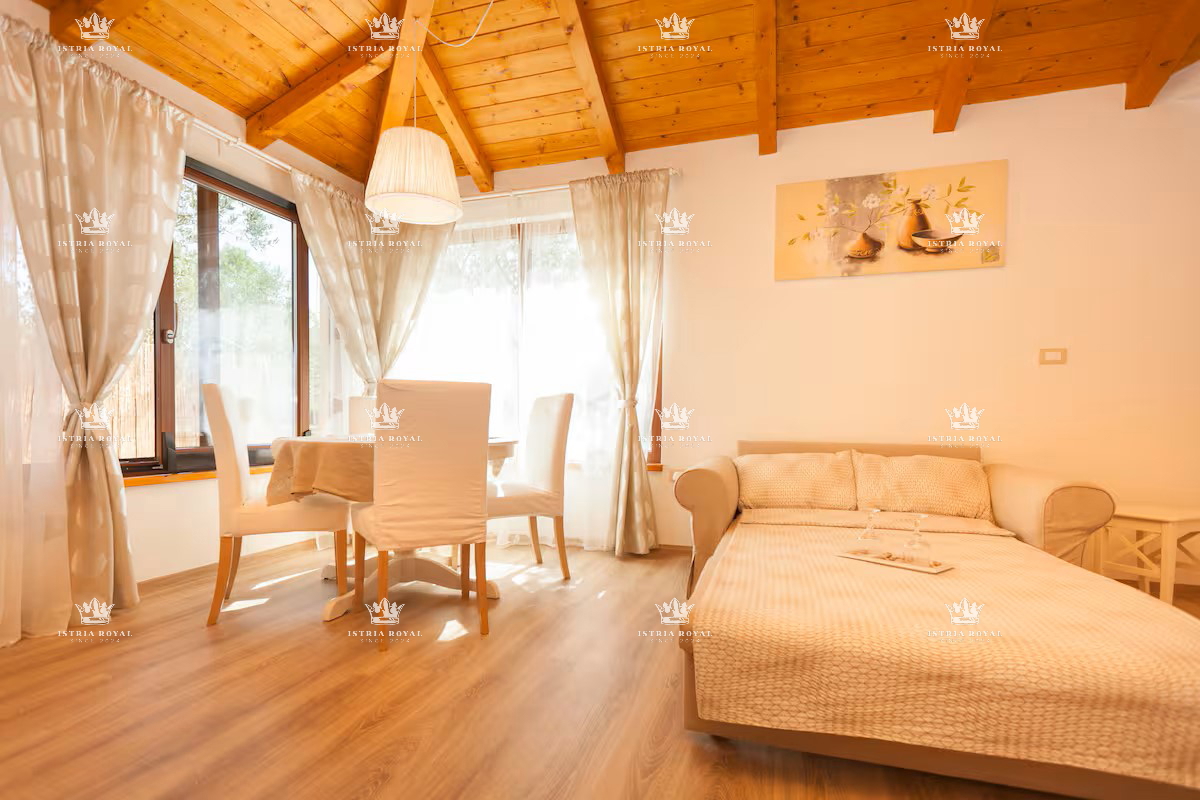 Elegante casa al piano terra con vista mare e grande giardino – investimento ideale vicino a Pola e Fasana, Istria.