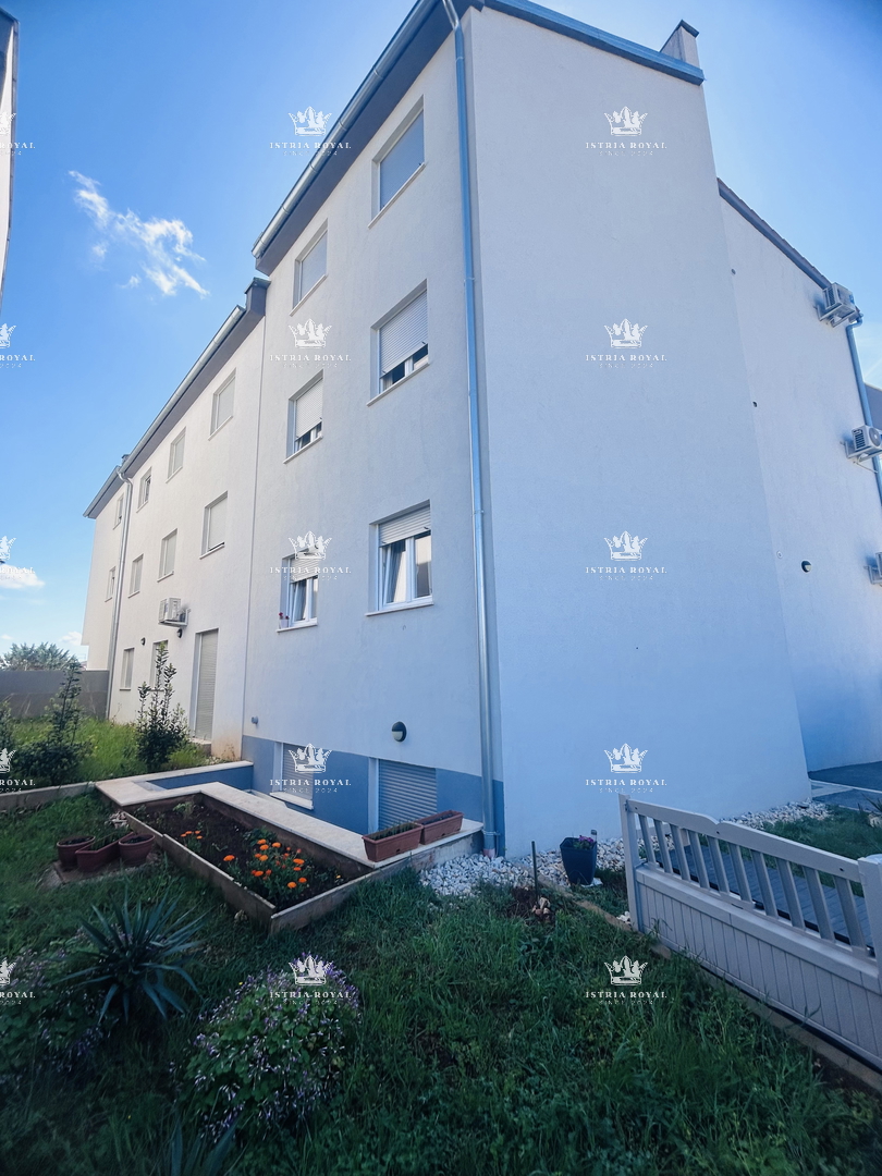 Appartamento in Vendita a Pola – Nuova Costruzione, 2 Camere da Letto + Soggiorno, Terrazza, Giardino, Posto Auto – Esclusivo!