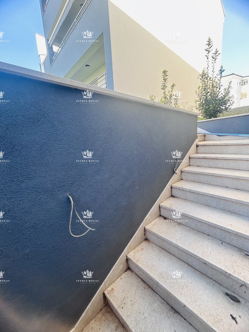 Appartamento in Vendita a Pola – Nuova Costruzione, 2 Camere da Letto + Soggiorno, Terrazza, Giardino, Posto Auto – Esclusivo!