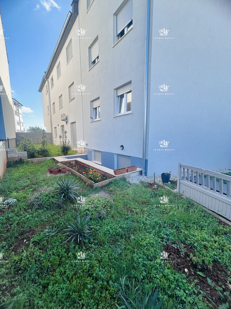 Appartamento in Vendita a Pola – Nuova Costruzione, 2 Camere da Letto + Soggiorno, Terrazza, Giardino, Posto Auto – Esclusivo!