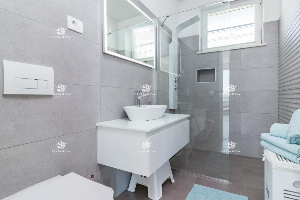 Villa in vendita a Medulin con 6 appartamenti – Nuova costruzione con piscina e vicinanza alla spiaggia, ideale per investimento, Pola, Istria.