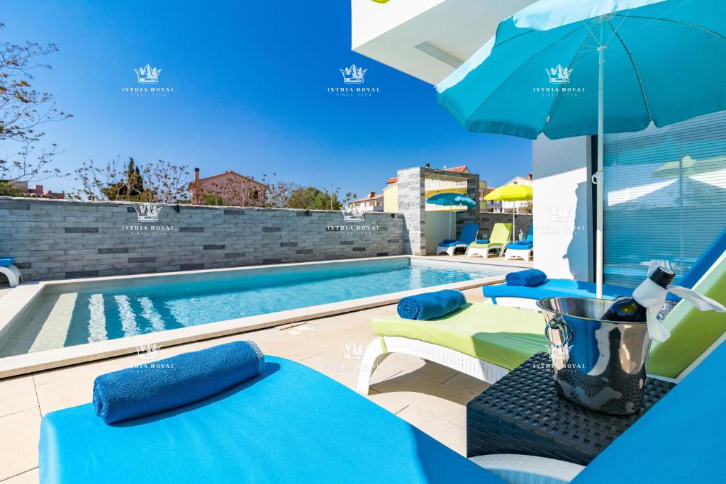 Villa in vendita a Medulin con 6 appartamenti – Nuova costruzione con piscina e vicinanza alla spiaggia, ideale per investimento, Pola, Istria.