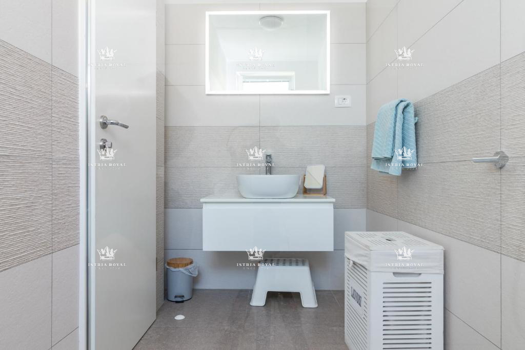 Villa in vendita a Medulin con 6 appartamenti – Nuova costruzione con piscina e vicinanza alla spiaggia, ideale per investimento, Pola, Istria.