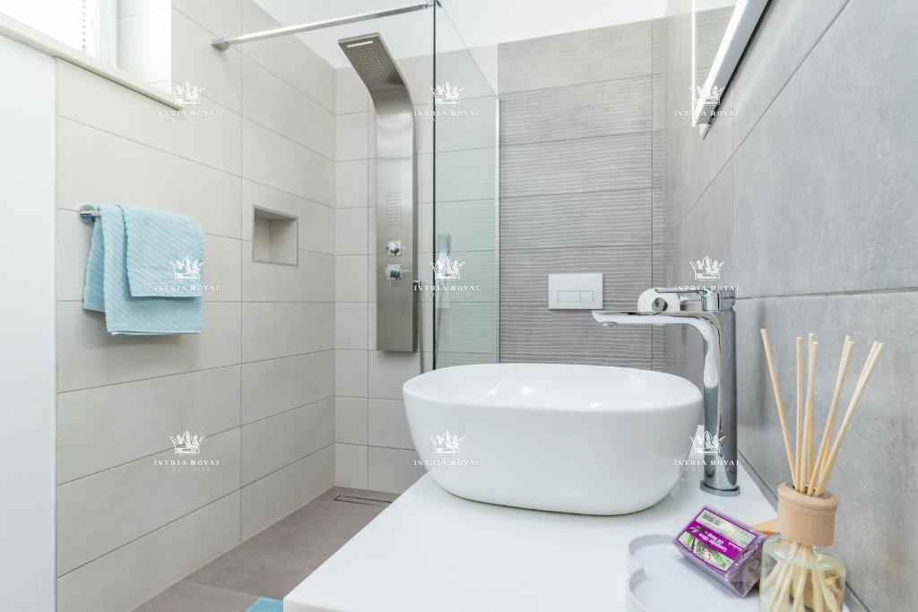 Villa in vendita a Medulin con 6 appartamenti – Nuova costruzione con piscina e vicinanza alla spiaggia, ideale per investimento, Pola, Istria.