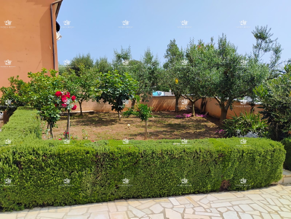 Si vende unità abitativa – Piano terra con cortile, ripostiglio e proprietà esclusiva, Istria, Pola, Ližnjan.