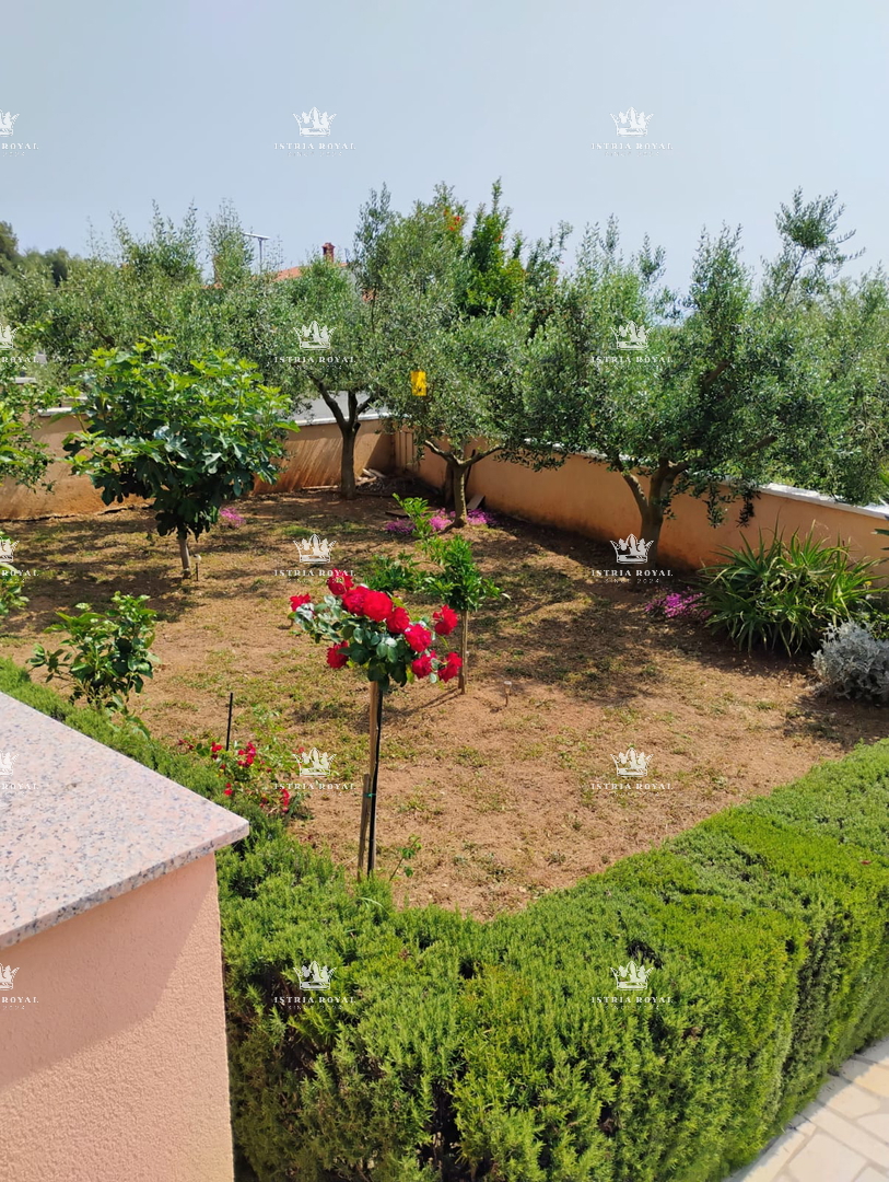 Si vende unità abitativa – Piano terra con cortile, ripostiglio e proprietà esclusiva, Istria, Pola, Ližnjan.