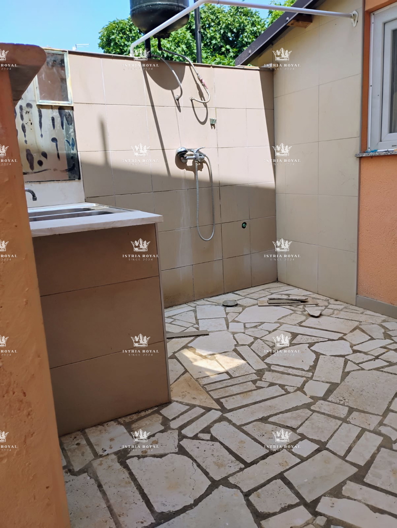 Si vende unità abitativa – Piano terra con cortile, ripostiglio e proprietà esclusiva, Istria, Pola, Ližnjan.