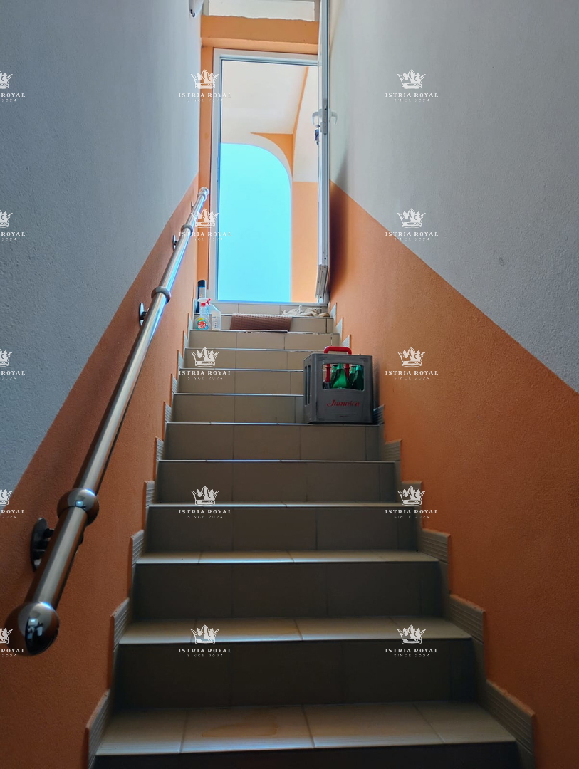 Si vende unità abitativa – Piano terra con cortile, ripostiglio e proprietà esclusiva, Istria, Pola, Ližnjan.