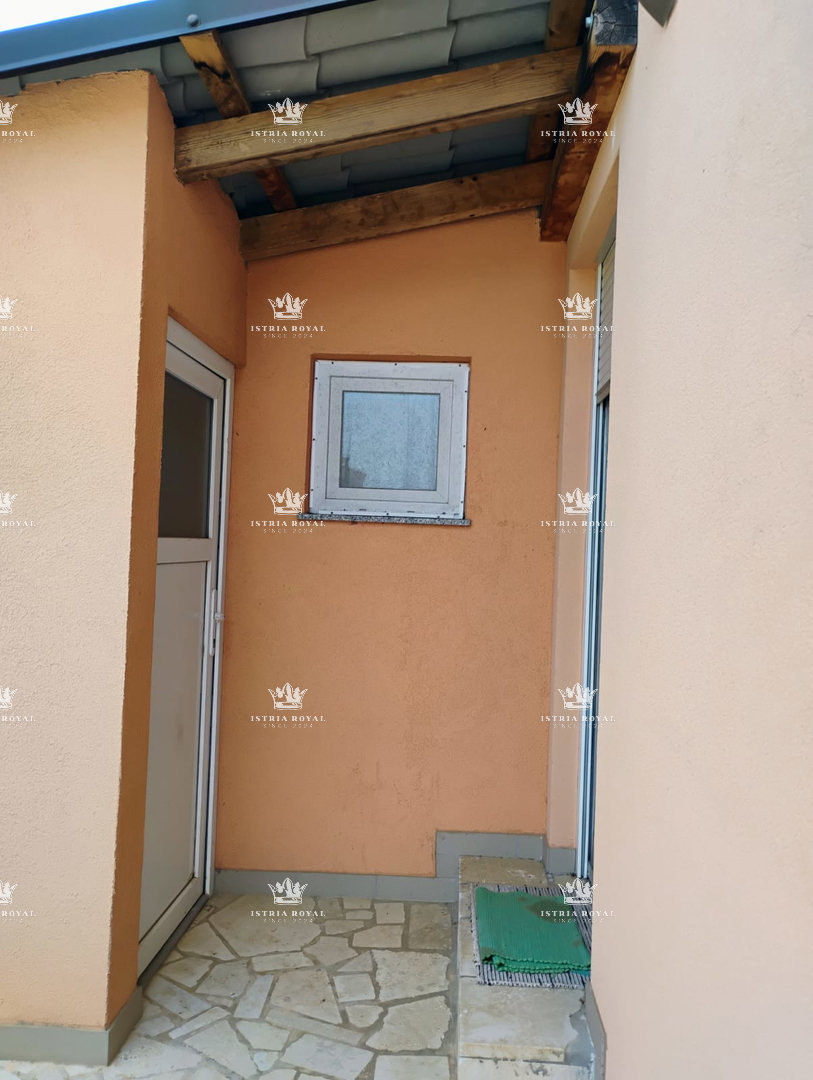 Si vende unità abitativa – Piano terra con cortile, ripostiglio e proprietà esclusiva, Istria, Pola, Ližnjan.