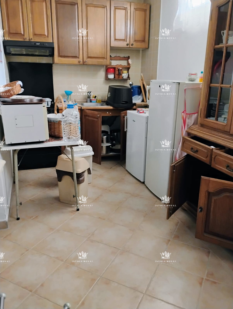 Si vende unità abitativa – Piano terra con cortile, ripostiglio e proprietà esclusiva, Istria, Pola, Ližnjan.