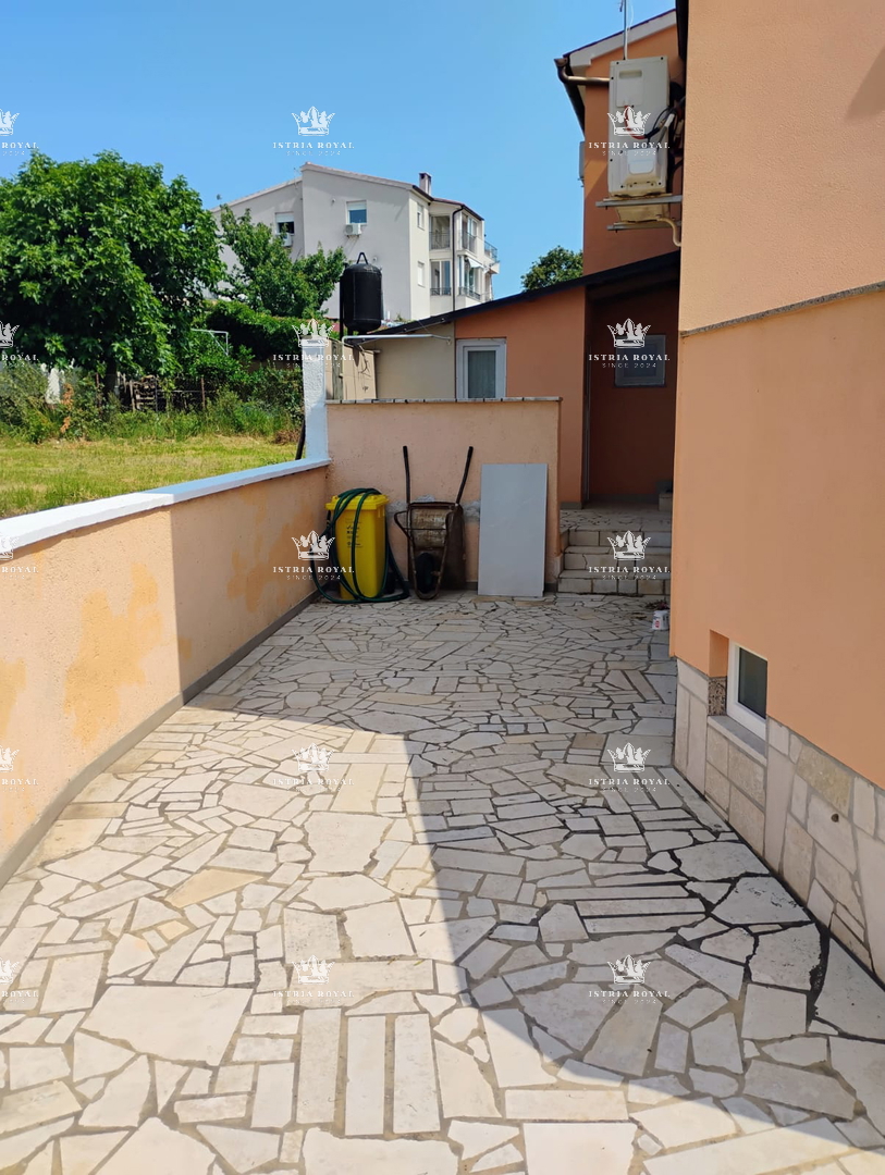 Si vende unità abitativa – Piano terra con cortile, ripostiglio e proprietà esclusiva, Istria, Pola, Ližnjan.