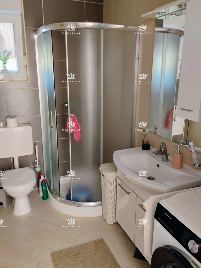 Si vende unità abitativa – Piano terra con cortile, ripostiglio e proprietà esclusiva, Istria, Pola, Ližnjan.