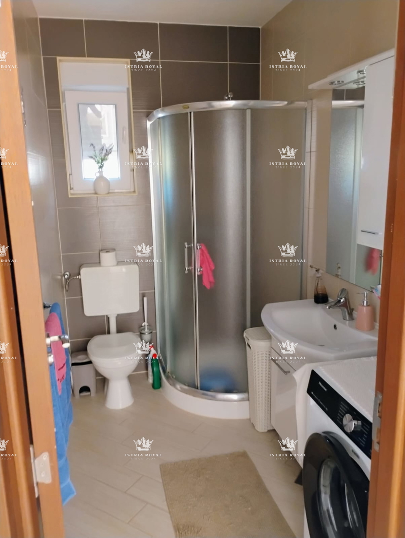 Si vende unità abitativa – Piano terra con cortile, ripostiglio e proprietà esclusiva, Istria, Pola, Ližnjan.