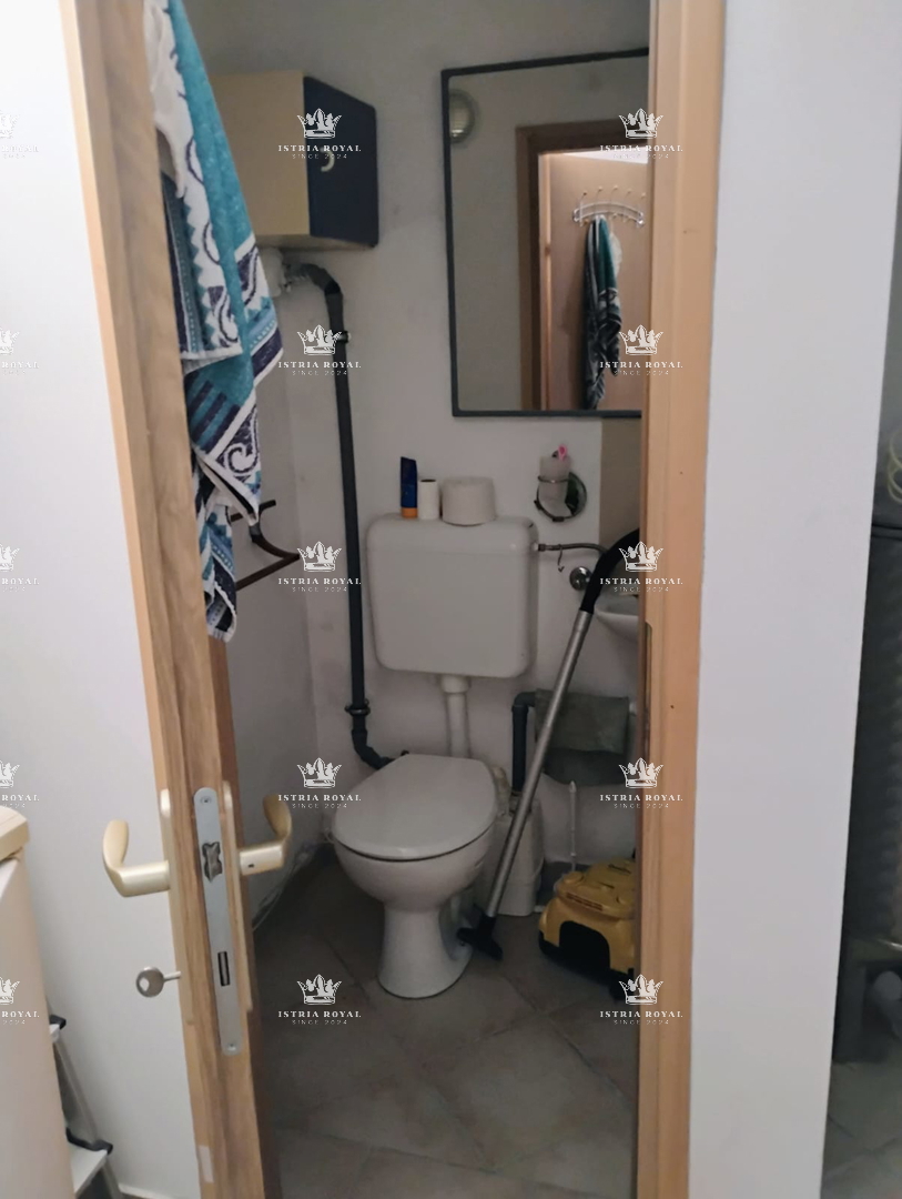 Si vende unità abitativa – Piano terra con cortile, ripostiglio e proprietà esclusiva, Istria, Pola, Ližnjan.