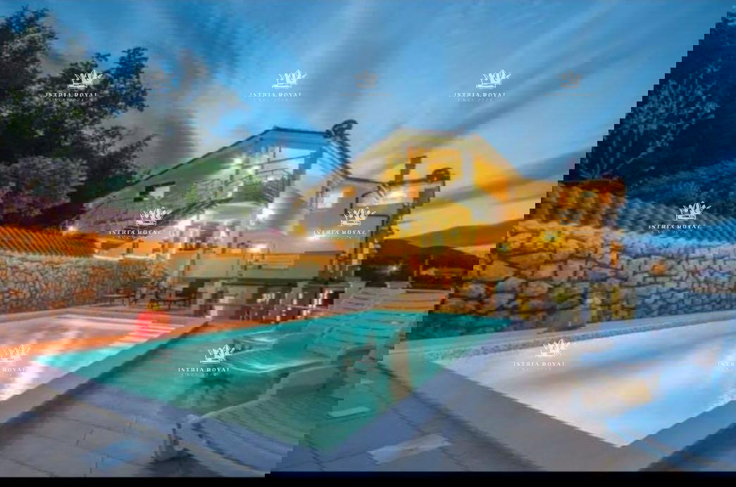 Opatija, Veprinac, Casa con appartamenti 1.000m2, terreno 1.052, vista mare, 7 appartamenti, locale commerciale, piscina, turismo