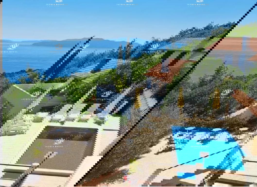 Opatija, Veprinac, Casa con appartamenti 1.000m2, terreno 1.052, vista mare, 7 appartamenti, locale commerciale, piscina, turismo